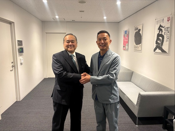 画像：フランシスコ・天谷・長谷川駐日ペルー共和国特命全権大使と長谷部区長が握手を交わす様子 