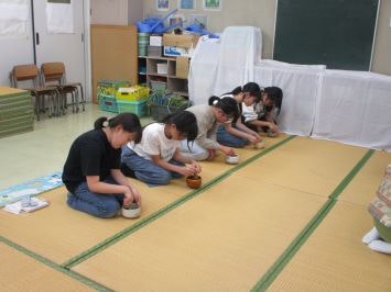 児童が茶道をしている様子