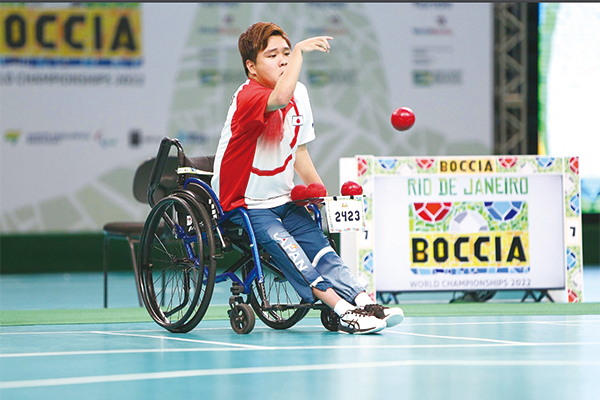 ボッチャ競技中の様子、内田選手がカラーボールを投げている