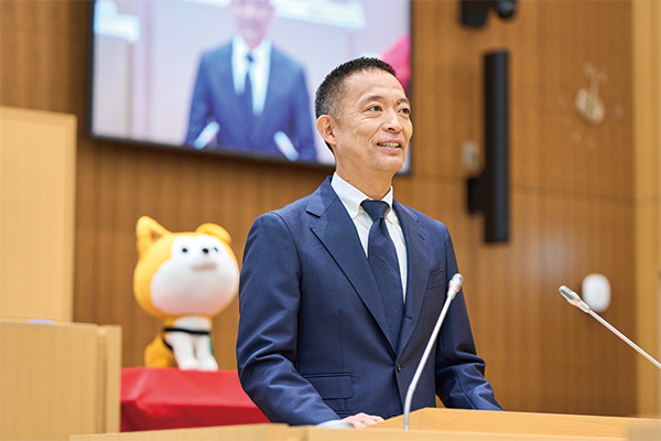 第2回区議会定例会で長谷部区長が発言する様子