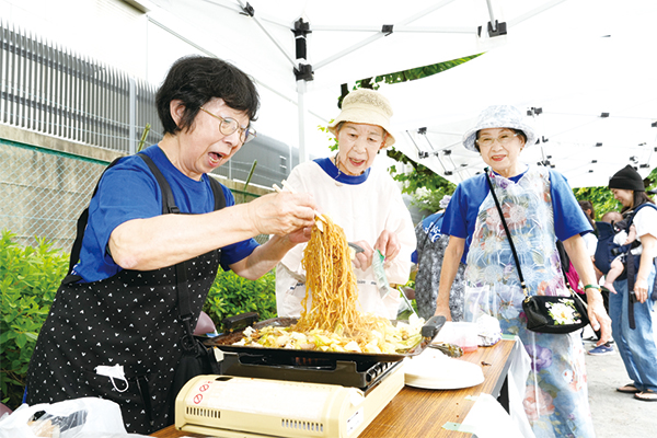 猿楽町会の会場で焼きそばをつくるスタッフの様子