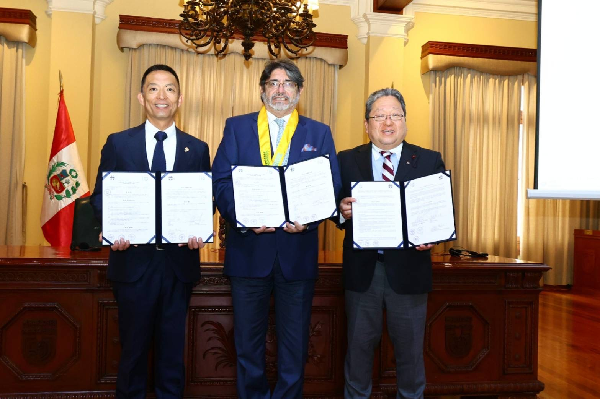 画像：渋谷区長 長谷部健 とミラフローレス区長　カルロス・フェルナンド・カナレス・アンチョレナと渋谷区議会議長　丸山高司が並んでいる様子