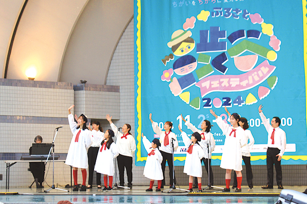 ステージで行われている演目の様子