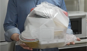 プラスチックごみを透明な袋に入れてた画像