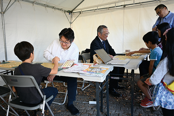 プロ棋士と子どもたちの対局の様子