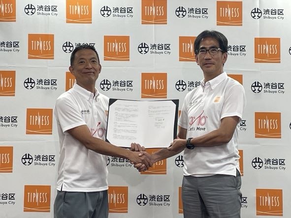長谷部区長と岡部代表取締役との握手写真