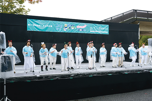 ステージで行われている演目の様子