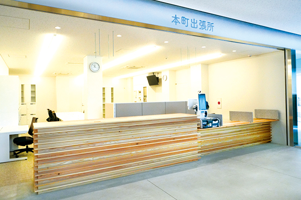 本町出張所の受付の写真