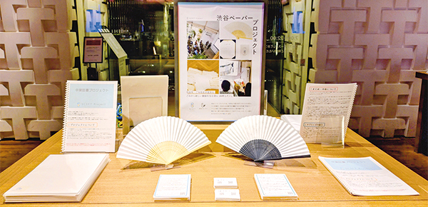 展示されている扇子など