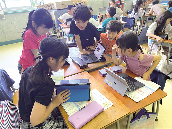 考える学生たち写真