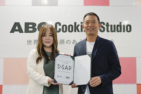 画像：長谷部区長と株式会社ABC Cooking Studio代表取締役社長 兼 CEO 志村なるみ氏が並んでいる様子
