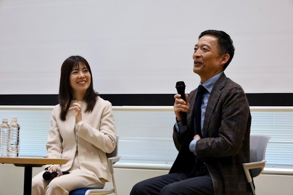 画像:長谷部区長と髙田春奈氏が登壇している様子