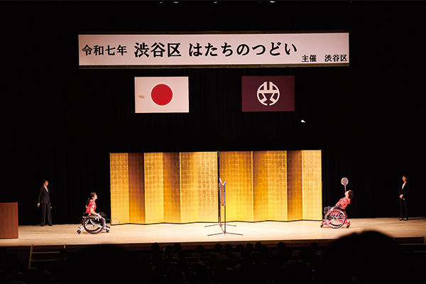 里見さんと山崎さんによる壇上でのバドミントン実演の様子