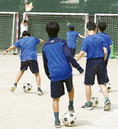 競技体験としてサッカーをする学生たち