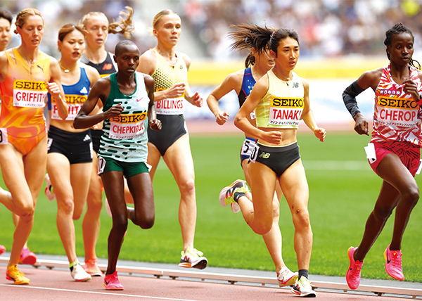 トラックを走り競う選手たち