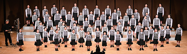 壇上で合唱を披露する合唱団の皆さん