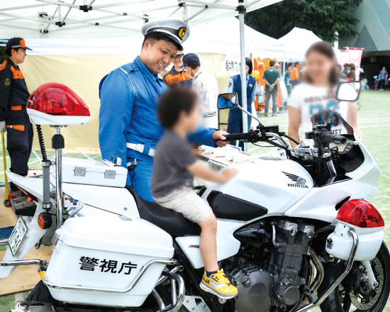 白バイの展示 白バイに乗る参加者写真