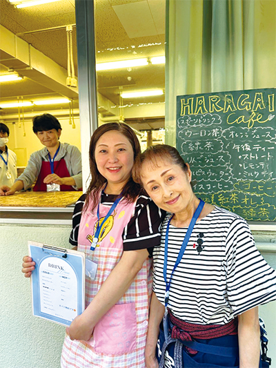 「原外カフェ」のスペースの前で運営スタッフの人たちが並んでいる様子