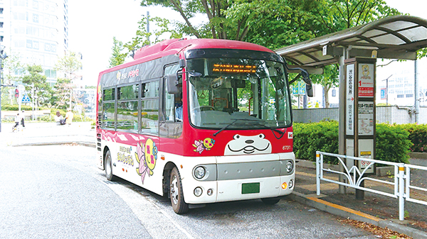 ハチ公バスがバス停に停まっている様子