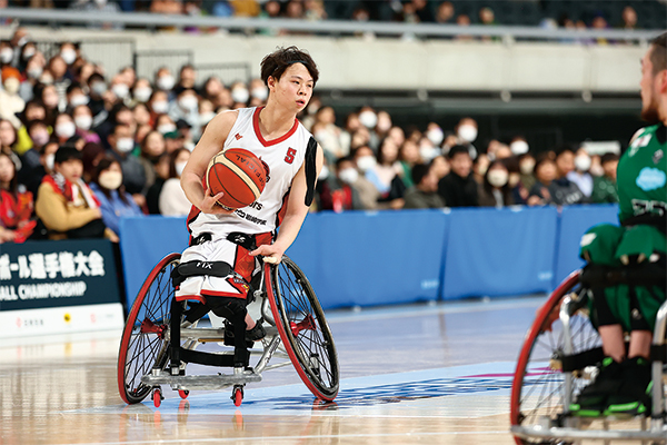 車いすバスケットボールの試合中の様子