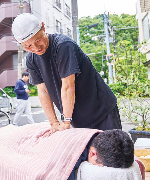 整体師が施術を行っている様子