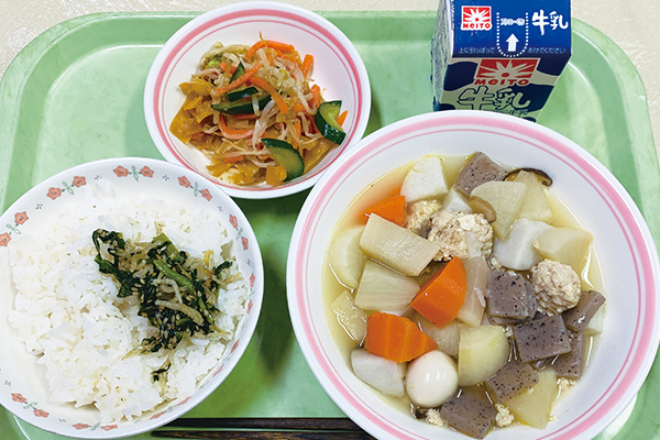 配膳された給食の写真
