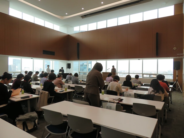 明るい選挙推進委員会総会で、昨年度の実績報告などをしている様子。