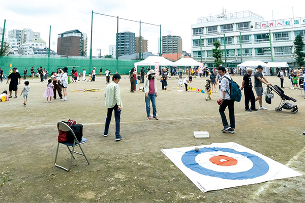 会場の校庭でスポーツ体験をする参加者の様子