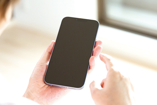 スマートフォンを操作する手のイメージ