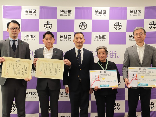 明治安田生命保険相互会社との寄附贈呈式の様子