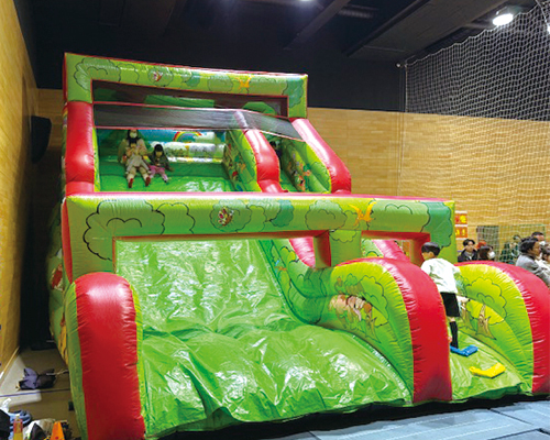 屋内のエアー遊具で遊ぶ子どもたちの様子