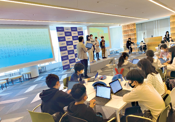 発表する学生たち写真