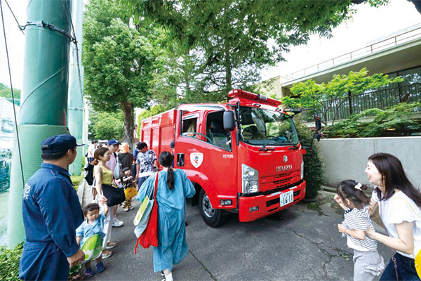 消防車を見学している参加者の様子