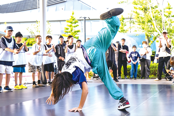 ストリートダンスを披露している様子