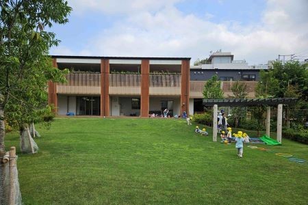 渋谷保育園の園舎と園庭の芝生
