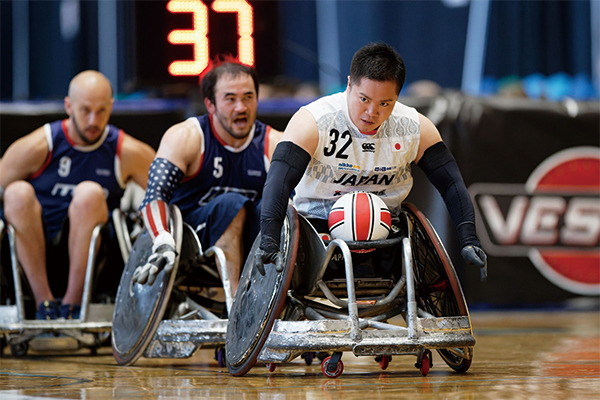 車いすラグビー選手の試合中の様子