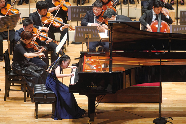 コンクールにて演奏中の天野さん