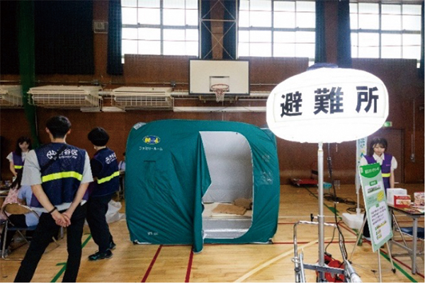 体育館に設置された避難所用テント
