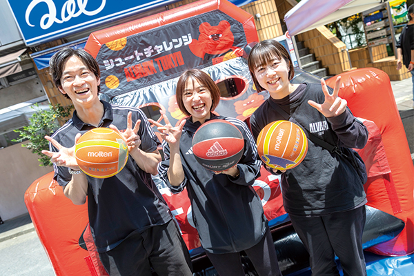 シュートチャレンジのスペースでバスケットボールを手にしたスタッフたち