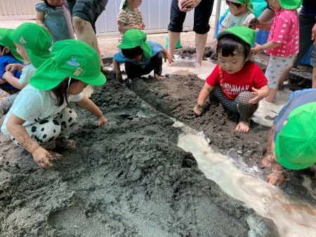 千駄ヶ谷保育園砂場遊びの様子