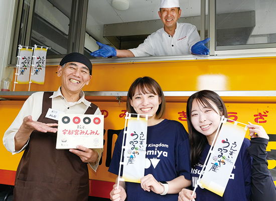 老舗餃子専門店 宇都宮みんみんのキッチンカーと店員たち