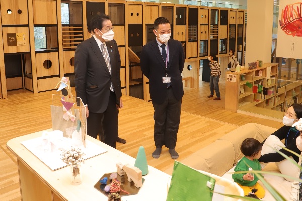 岸田総理と長谷部区長がネウボラを視察している様子の写真