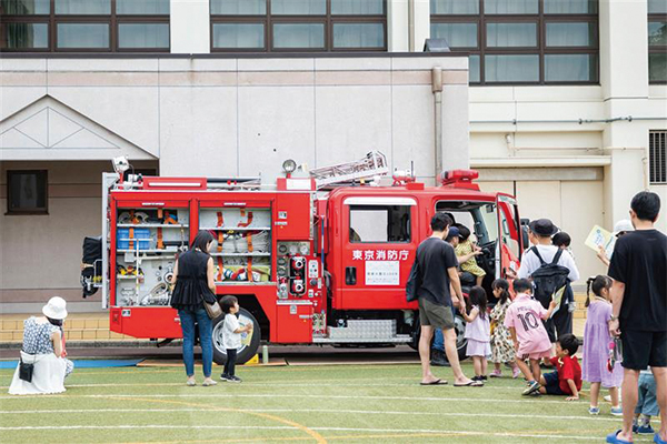 消防車両を見学する人たちの様子