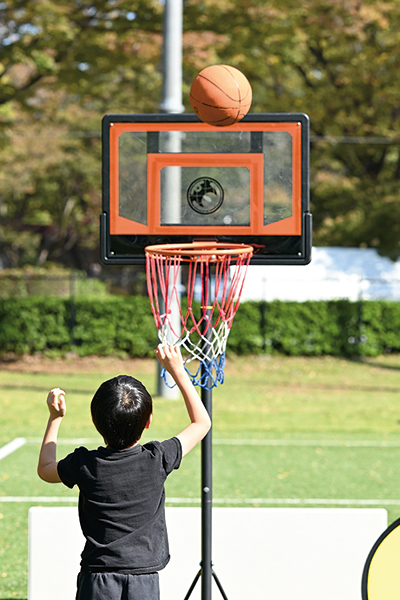 バスケットゴールにシュートを打つ子どもの様子
