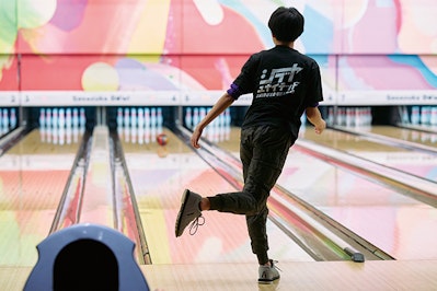 ボウリングの投球をしている様子