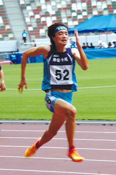 村上さんがトラックを駆ける様子