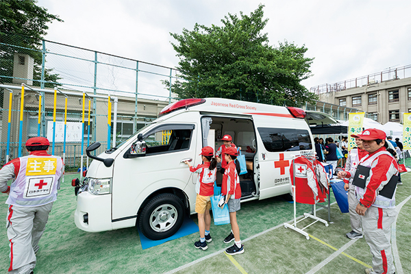 救護車両に触れたり乗ったりしている参加者の様子