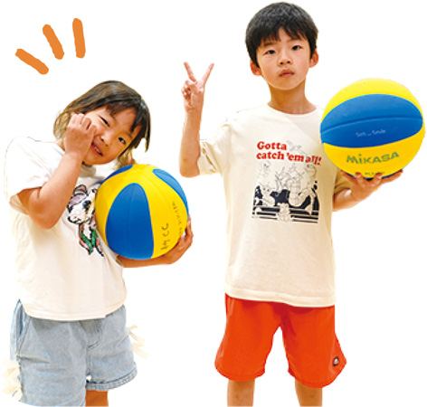 ボールを持った2人の子供 写真