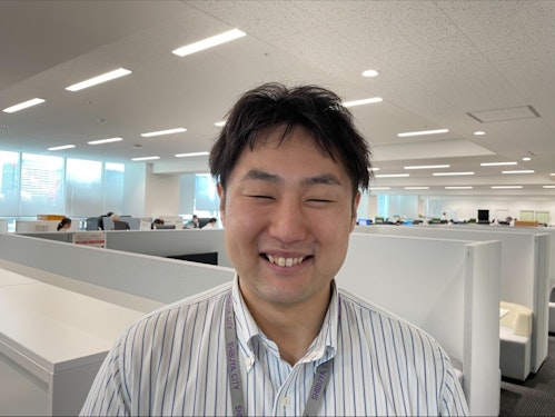 笑顔の職員の写真