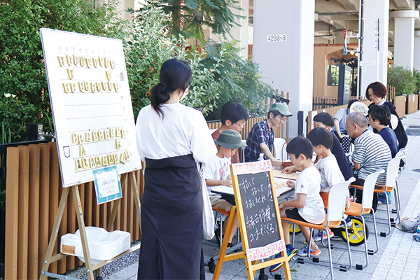 屋外で将棋を楽しむ参加者の様子